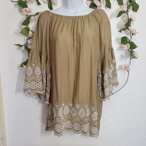 Sweet Magnolia cream Top  Size S. 3/4 sleeve, embroidered